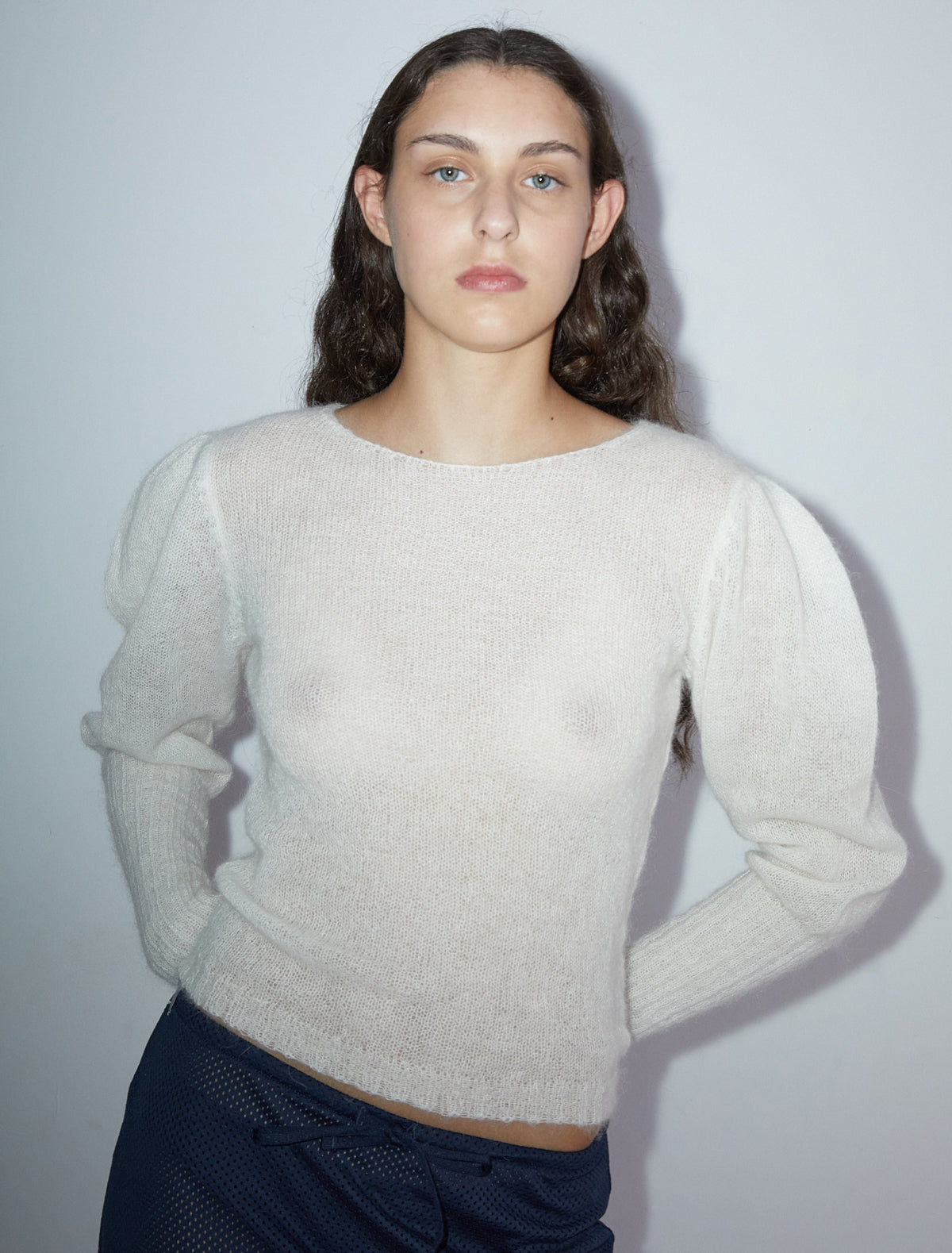 Taza open neckline tricot sweater puffed sleeves