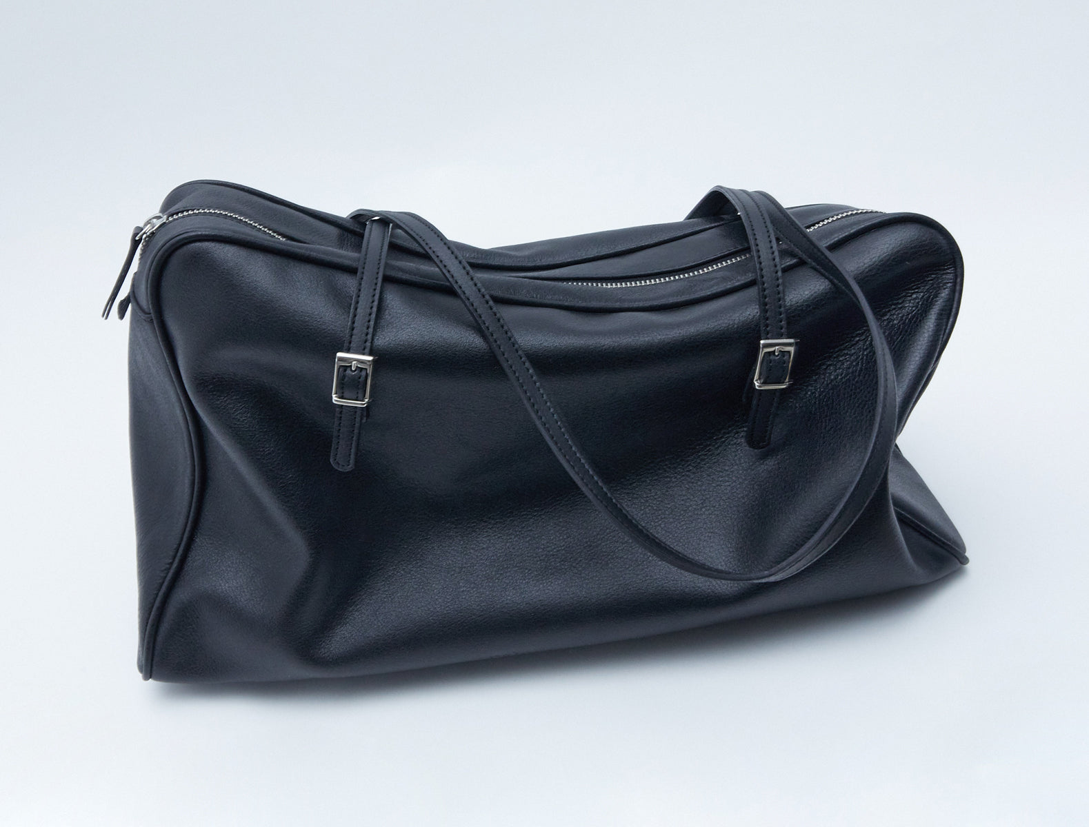 Soft caye leather bag black