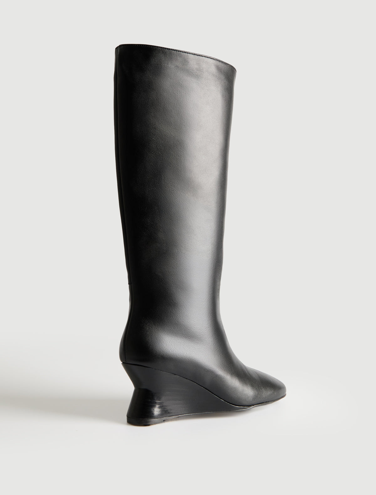Tall jacinta high boot with a sculptural 6 cm wedge black