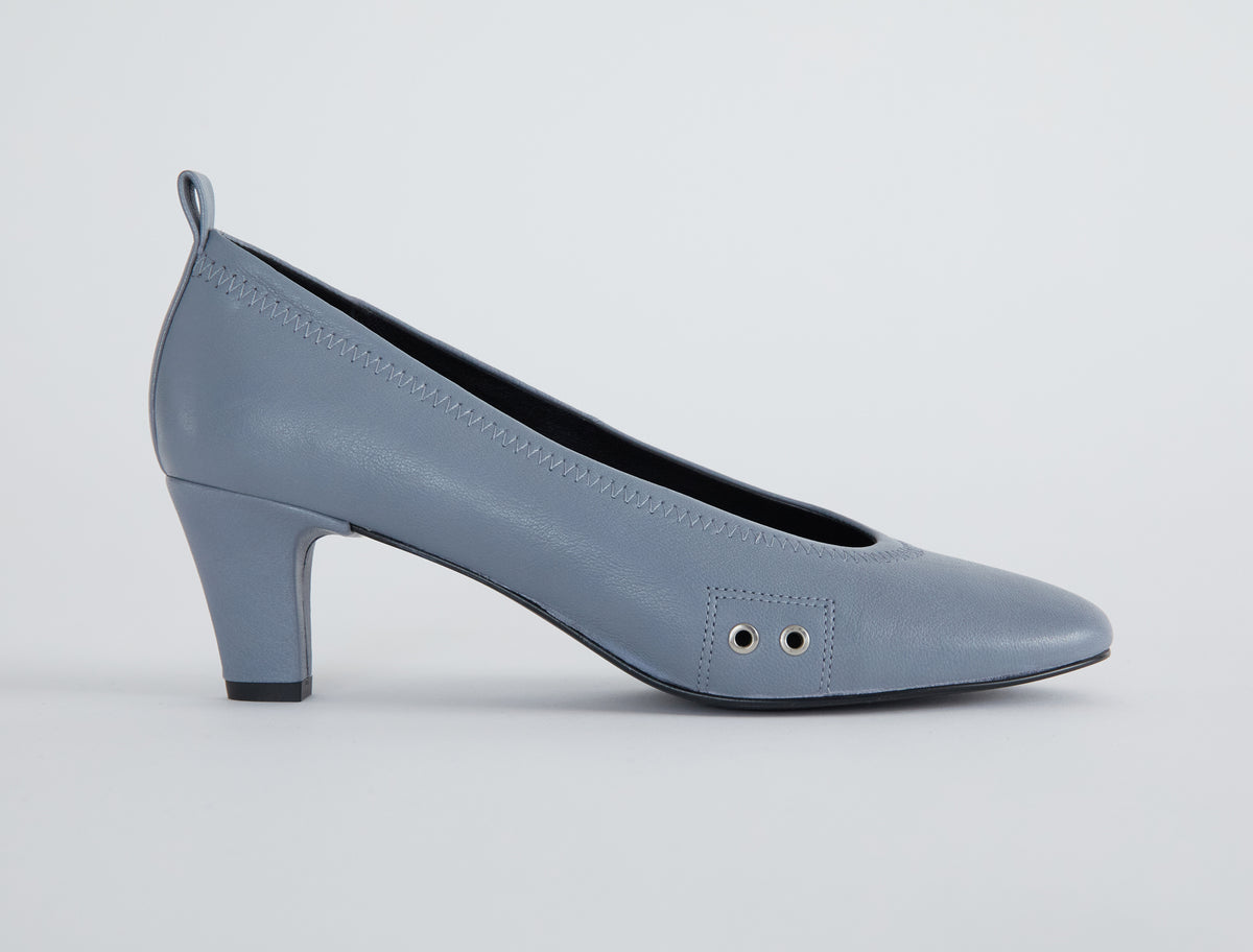 Uma pump metal eyelet detail glossy leather greyishblue