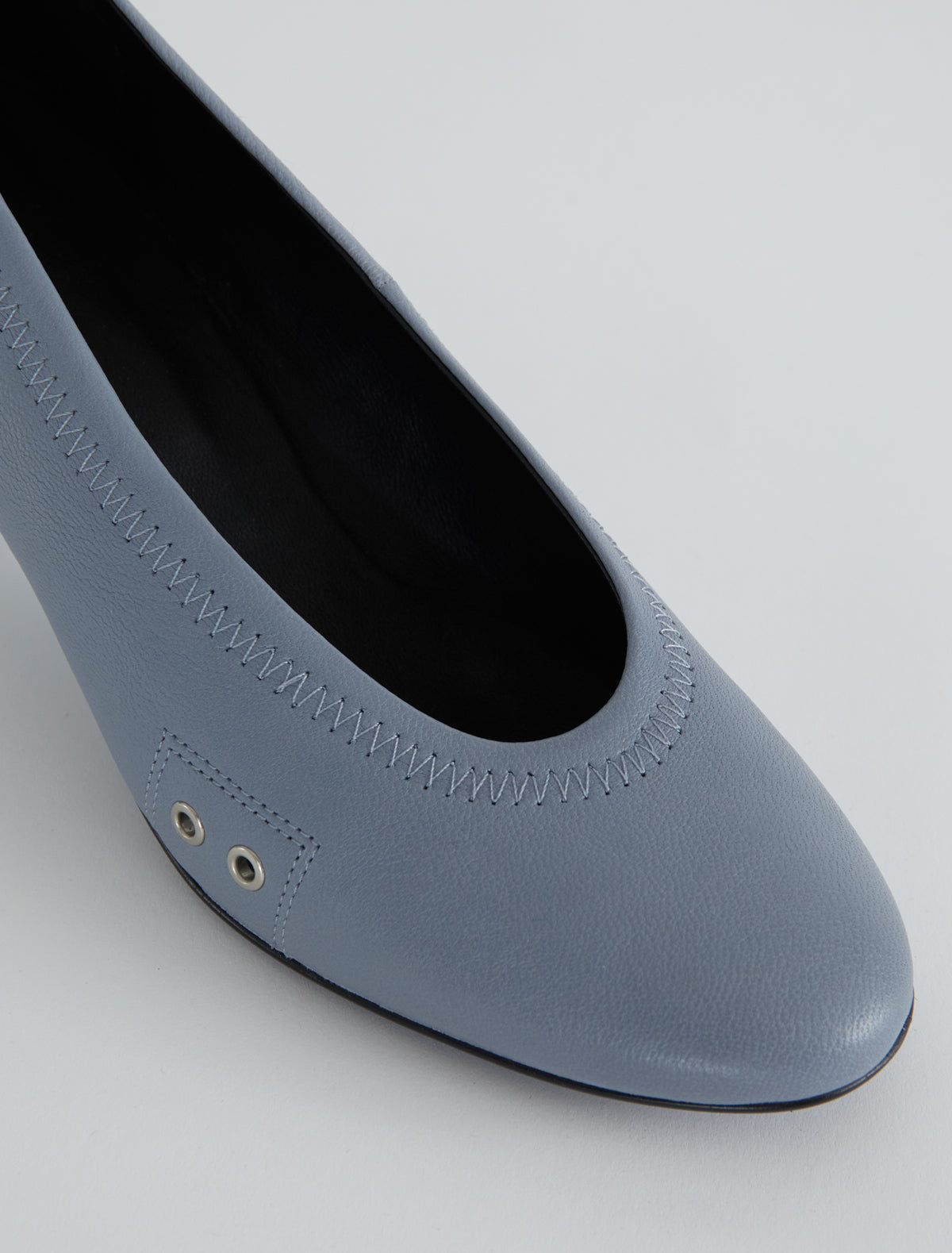 Uma pump metal eyelet detail glossy leather greyishblue