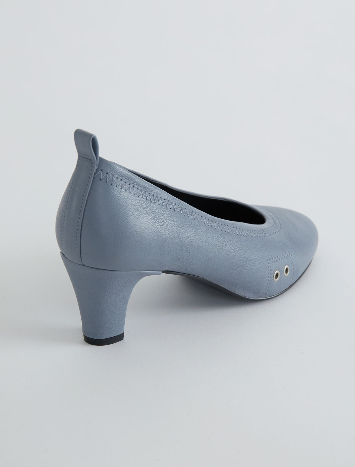 Uma pump metal eyelet detail glossy leather greyishblue